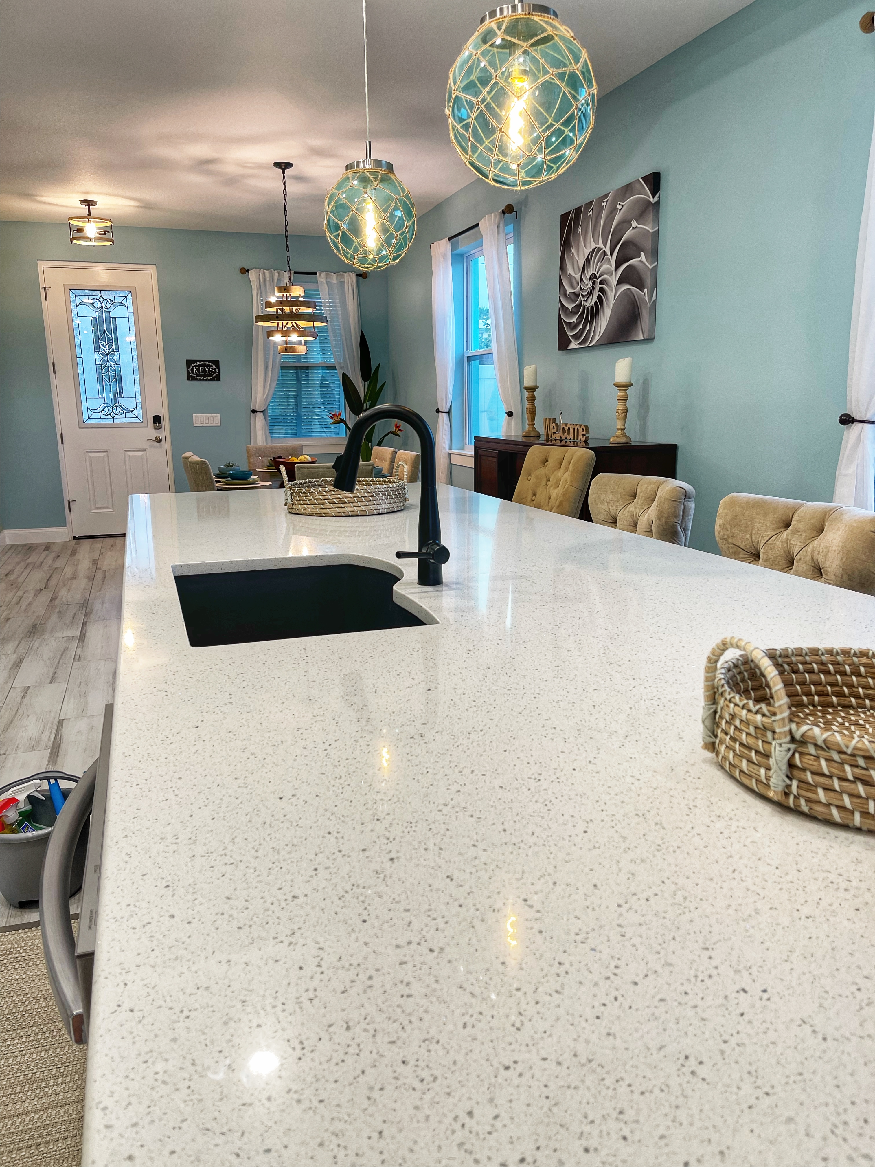 Dining and kitchen connection